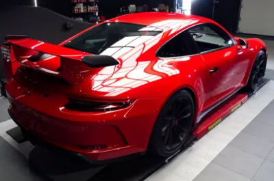 Profil Dynamique sous la Protection XPEL : Saisissez la dynamique de conduite avec ce profil impressionnant de notre Porsche 911 992 GT3 Phase 2. Grâce à la protection XPEL, les éraflures et les débris ne peuvent rivaliser avec la performance, laissant la