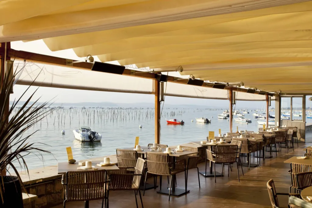 restaurant pinasse café face à la dune du pilat au cap ferret en face d arcachon et  gujan mestras