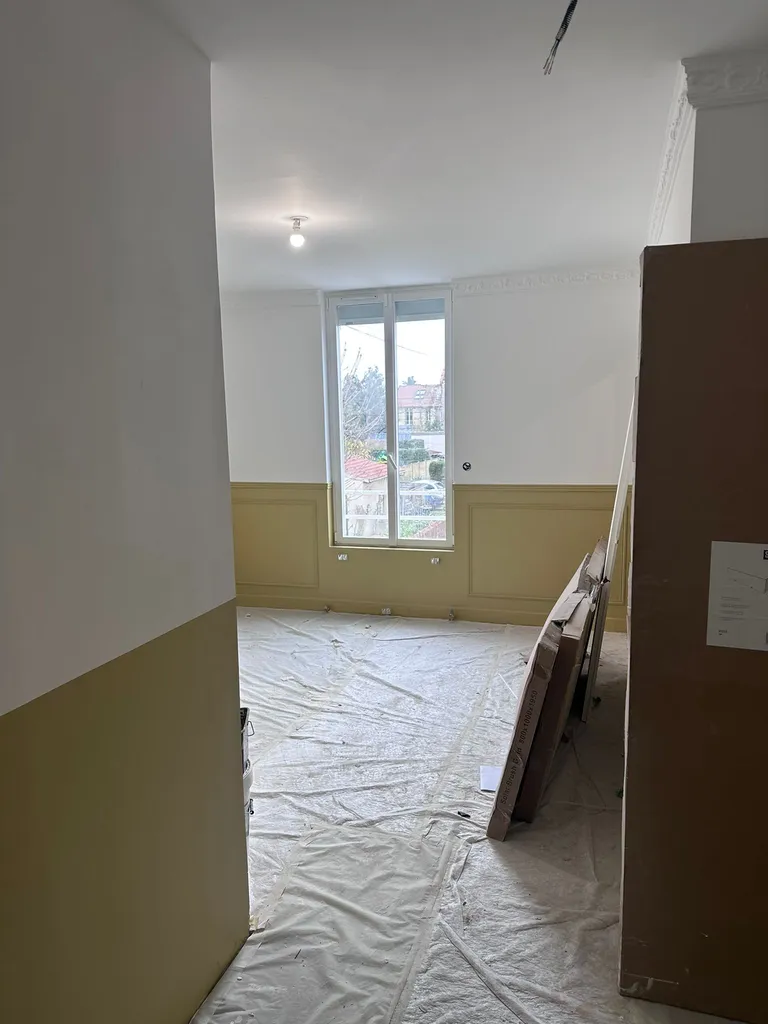 installation de moulure en bois et pose de peinture