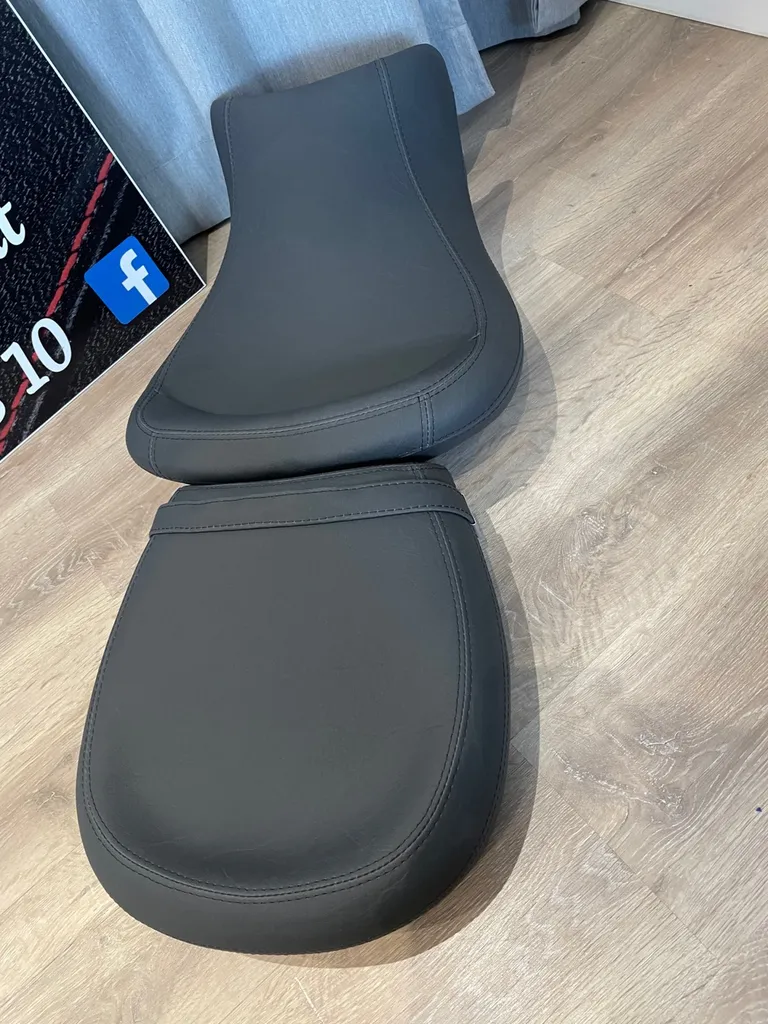 Rénovation selle de moto en Skaï imitation cuir vieilli sur bordeaux