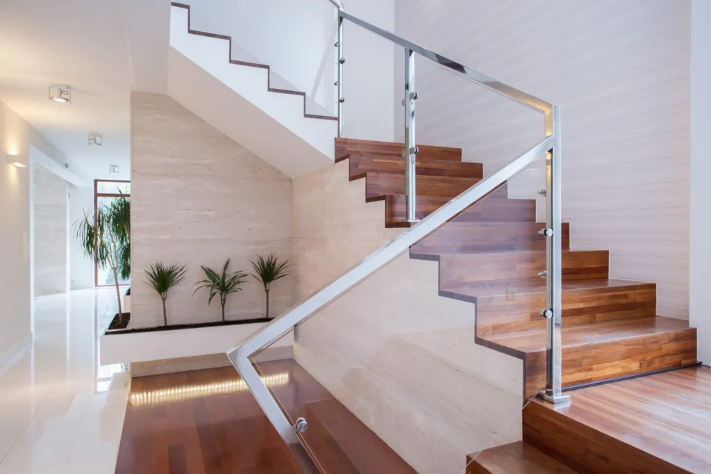 Escalier sur mesure avec structure métal et marches bois, garde-corps vitré avec main courante à installer à Ecully dans l'Ouest lyonnais