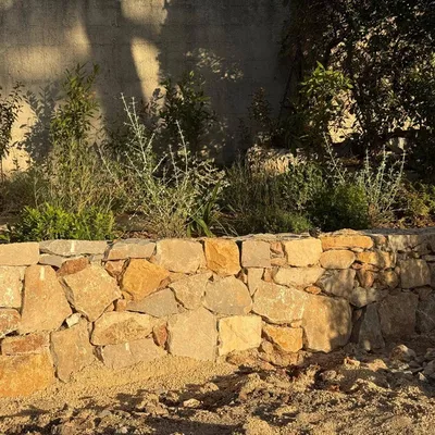 Transformez votre jardin avec un muret en pierre durable à Aix-en-Provence, 13090, grâce à Carré Vert et son savoir-faire