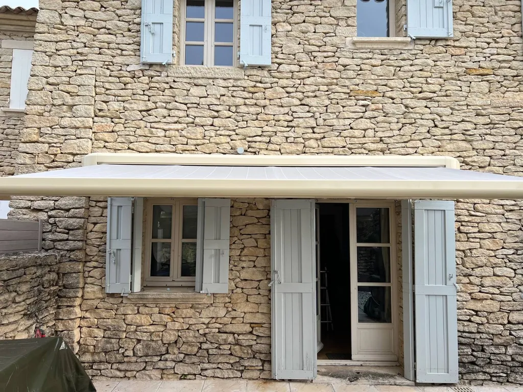Installation d'un store coffre aluminium dans le Luberon