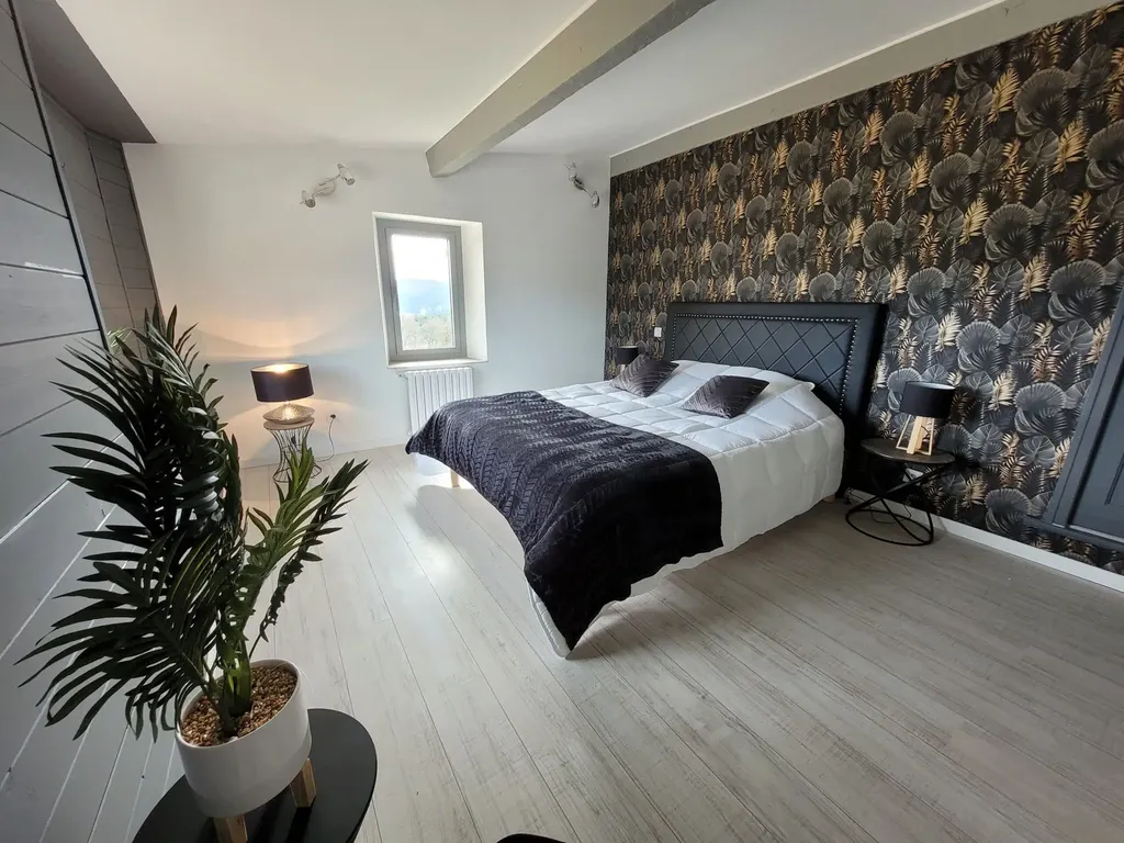 Location d'un gîte de 2 à 5 personnes avec deux chambres et un canapé convertible pour un séjour en Provence près de Manosque