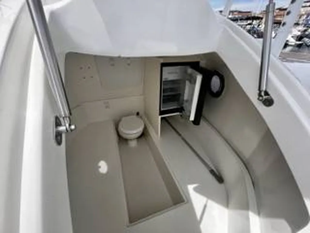 Location semi-rigide haut de gamme avec skipper à Bandol dans le Var : Fanal Libecciu 1000