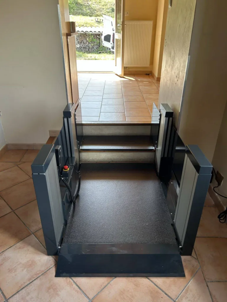 Elevateur Stepsaver installé près de Manosque, les piétons classiques ne changent rien