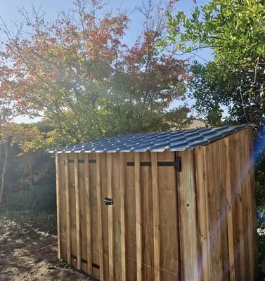 Création local technique bardage volige couvre-joint pin marron toit PVC à Gujan-Mestras, bassin d’Arcachon