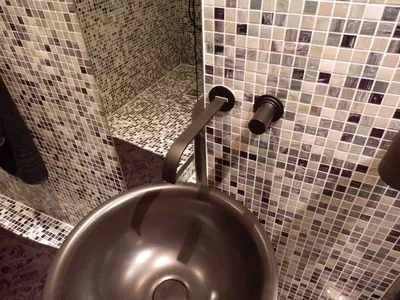 robinetterie lavabo mural sur rosaces noir mat