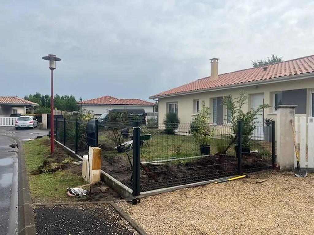 Réalisation de clôture en grillage rigide pour préserver sécurité et intimité à Gastes