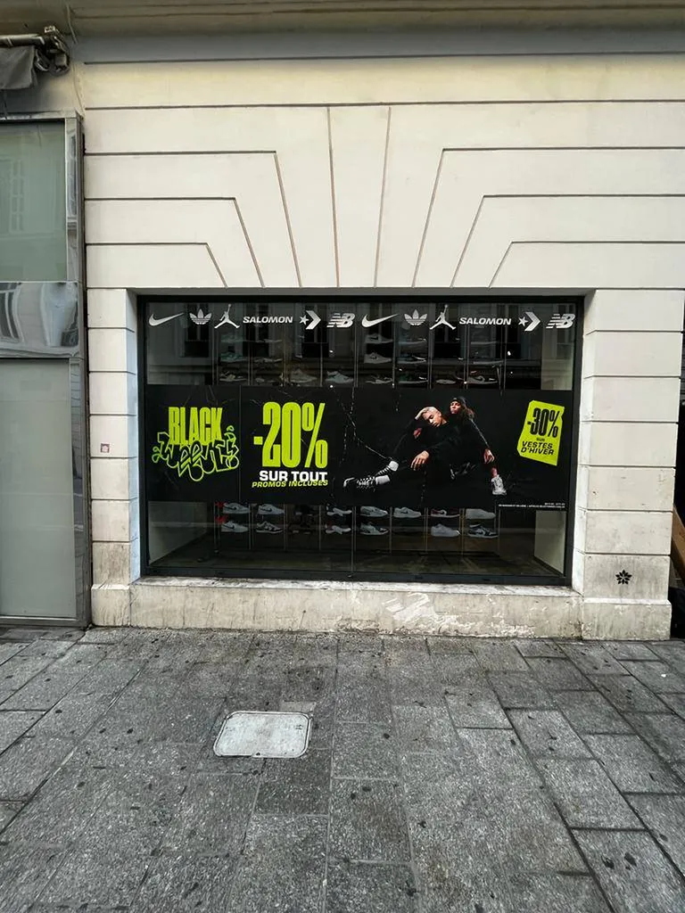 microperforé vitrine SNIPES Marseille