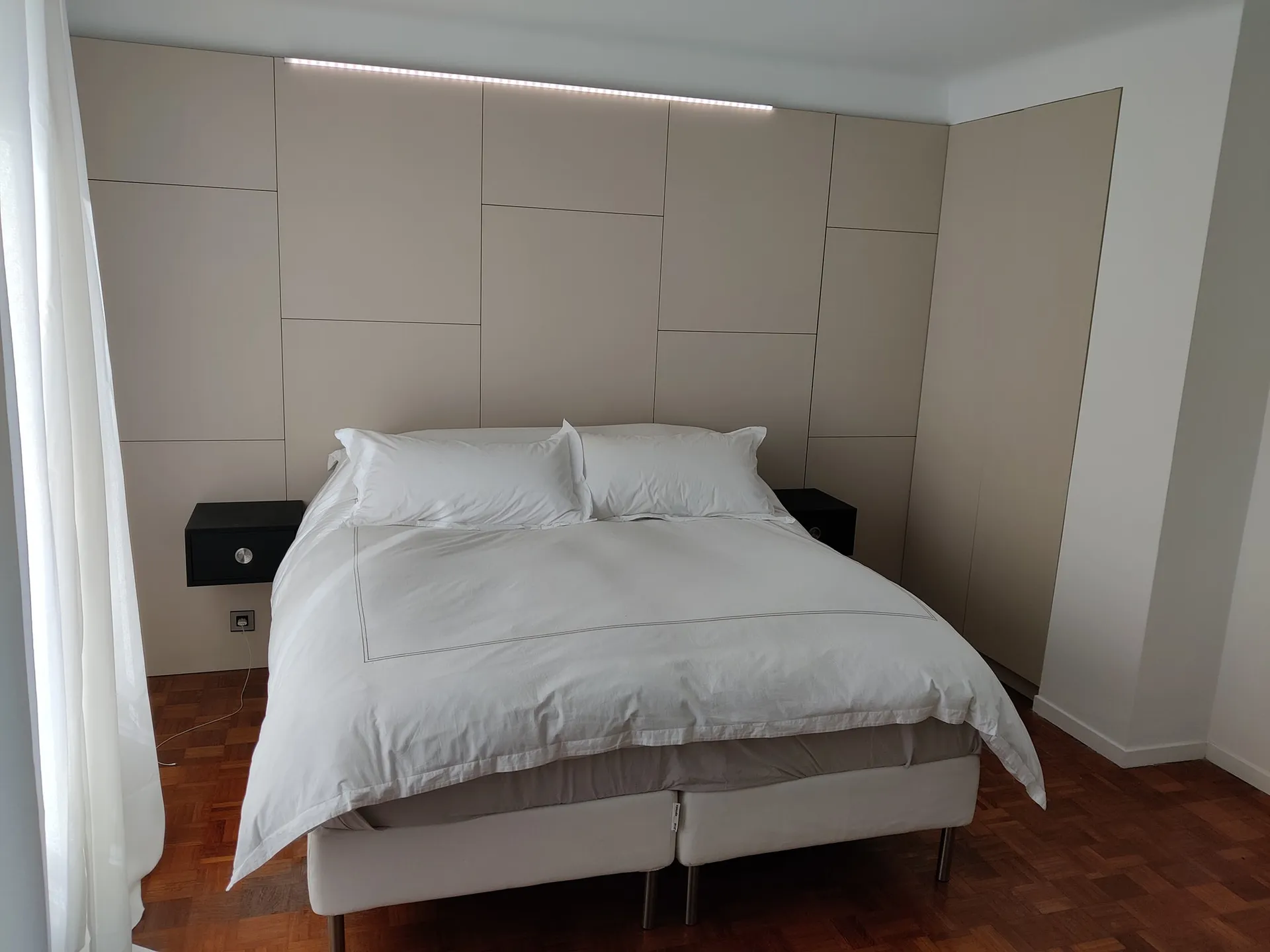 Tête de lit sur mesure avec tables de nuit suspendues à Marseille 13012