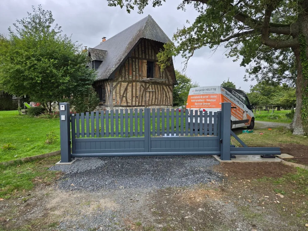 Installation de Portail en Aluminium Coulissant Motorisé pour l'Accès Résidentiel au Havre et son Agglomération en Seine-Maritime 76
