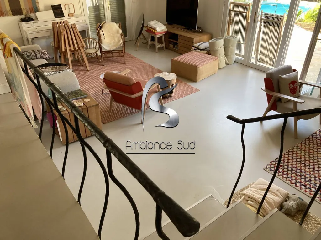 Béton ciré beige sur carrelage pour rénovation de villa aux Adrets-de-l’Estérel dans le Var 83