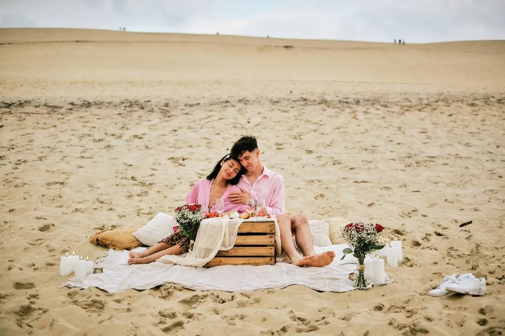 Ayrton et Samia : Une demande en mariage lors d'une séance photo magique, au pied de la Dune du Pyla en Gironde - Les Mariages de Mademoiselle L - Sandra Lexow