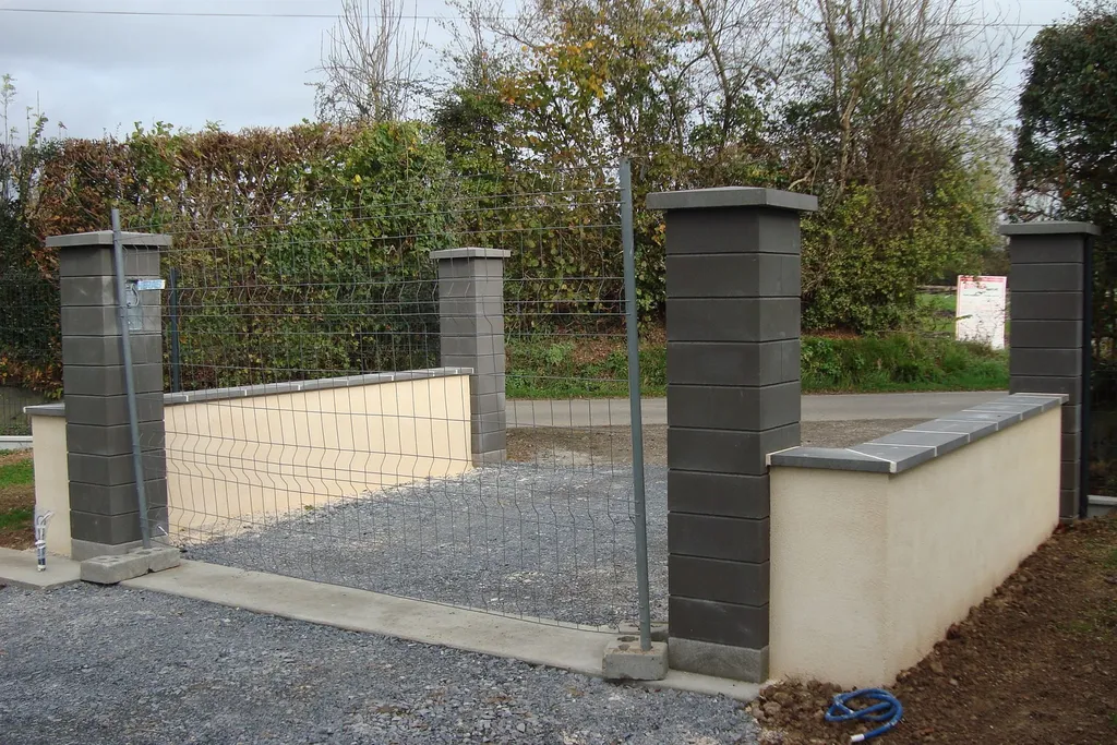 Installation de Murs de clôture, Fondations de portails et Travaux de Maconnerie à Cormeilles dans l’Eure 27 et ses Alentours