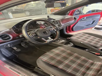 Rénovation intérieure haut de gamme avec nettoyage complet d’un Volkswagen GTI à Saint-Priest-en-Jarez près de Saint Etienne