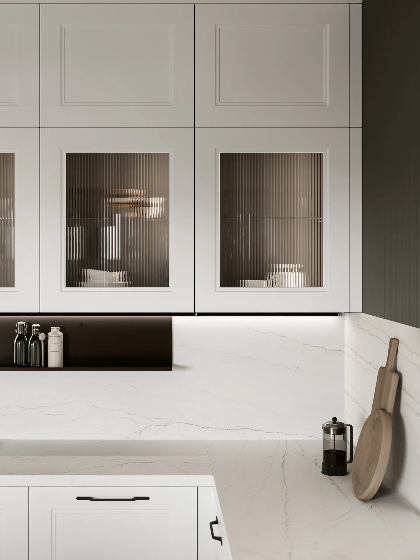 Modèle de cuisine contemporaine haut de gamme italien à cadre coloris sur mesure et poignées dorées à Bandol dans le Var