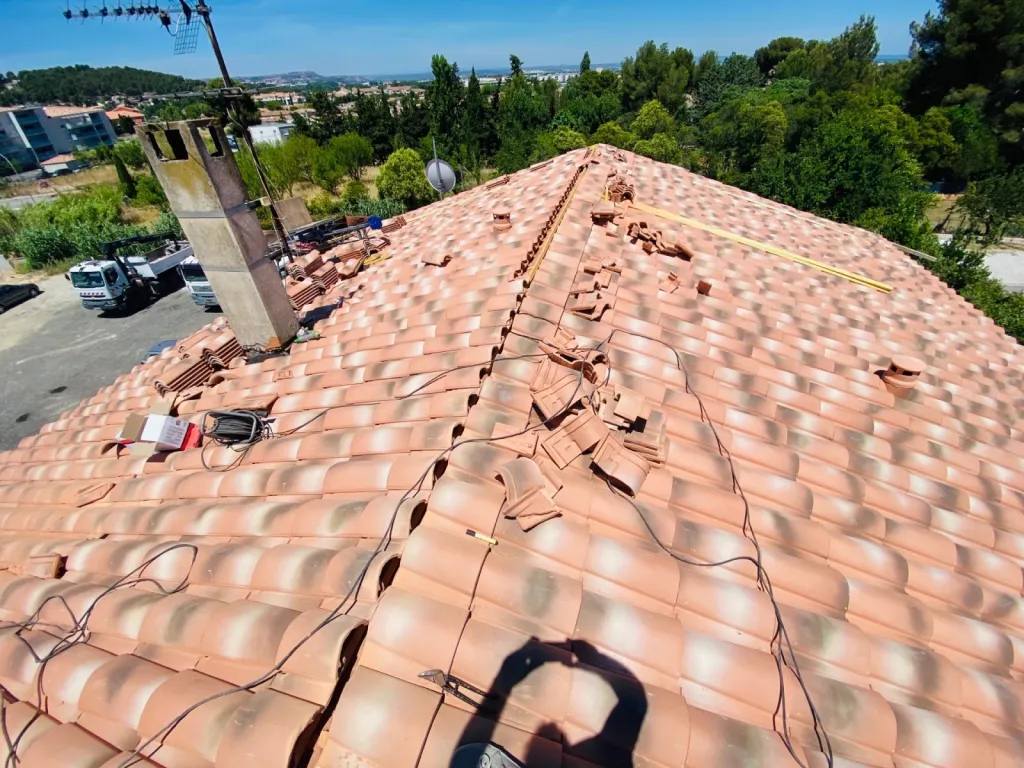 Remplacement d’une toiture de maison en tuiles Mécaniques Abeilles sur Aix en Provence