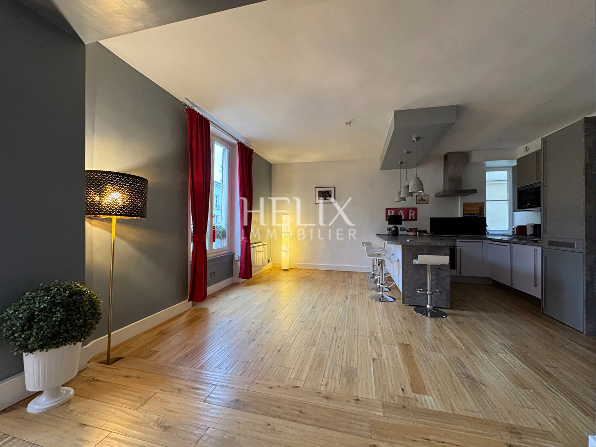 Très bel appartement de 98,14 M2 avec beaucoup de charme situé au coeur du centre ville de Saint-Germain-en-Laye au 2ème étage d'un immeuble ancien extrêmement bien entretenu.