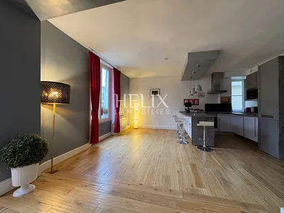 Très bel appartement de 98,14 M2 avec beaucoup de charme situé au coeur du centre ville de Saint-Germain-en-Laye au 2ème étage d'un immeuble ancien extrêmement bien entretenu.