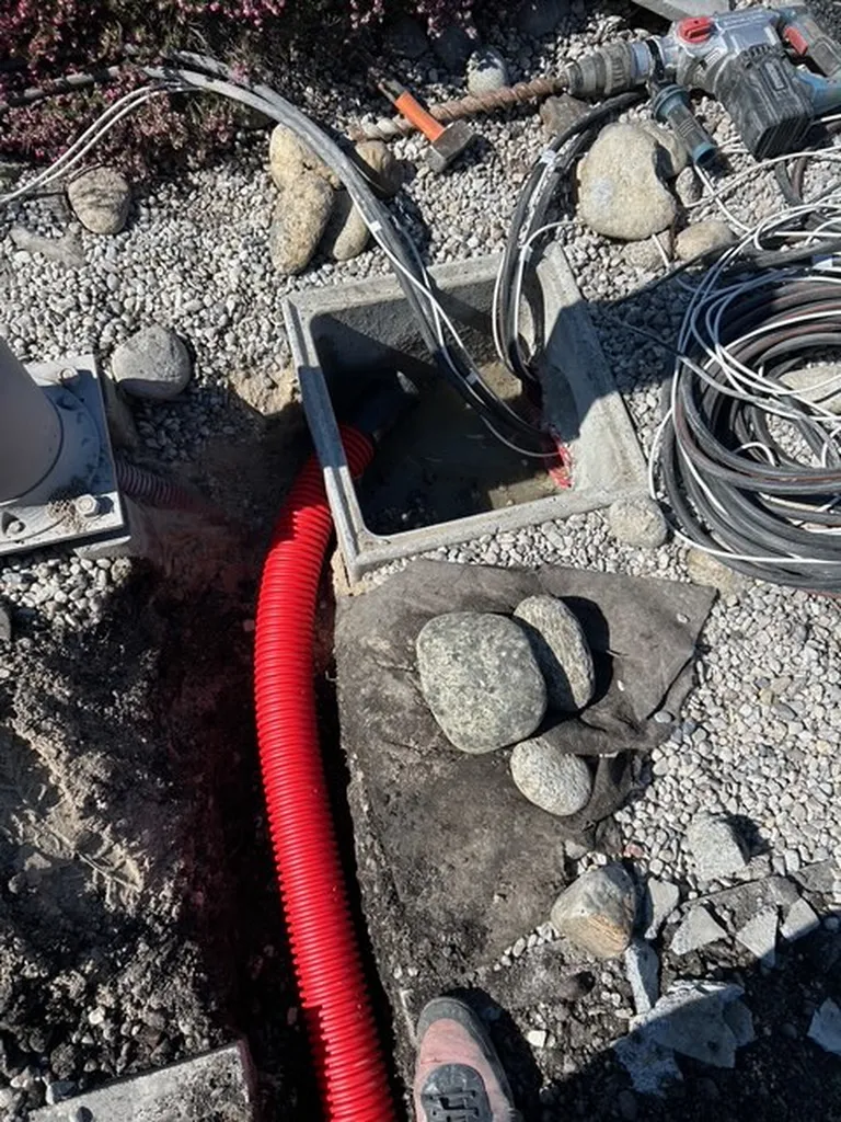 À Martillac 33650 en Gironde, aménagement d'infrastructure avec tranchée et installation de deux bornes de recharge doubles sur pied V2C Trydan 22kW pour flotte d'entreprise.