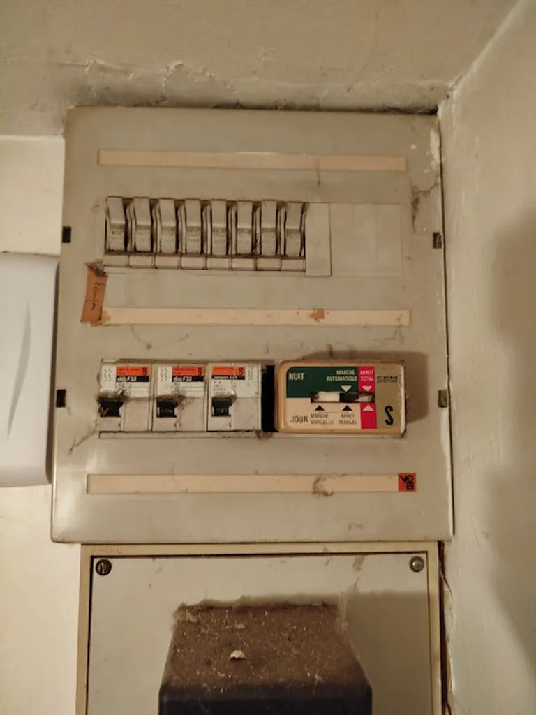 Ancien tableau a porte fusible non conforme à saint de vedas