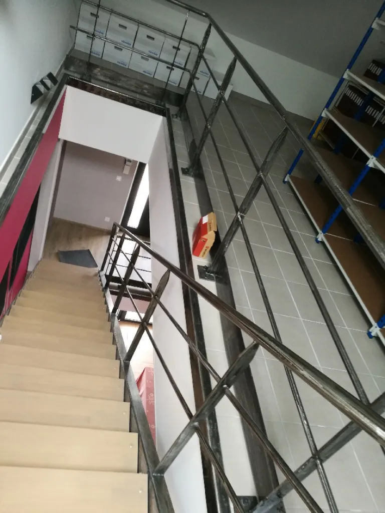 FABRICATION ET POSE ESCALIER FER FORGE DROIT SUR MESURE AVEC MARCHES EN BOIS GARDE CORPS STYLE INDUSTRIEL FOS SUR MER