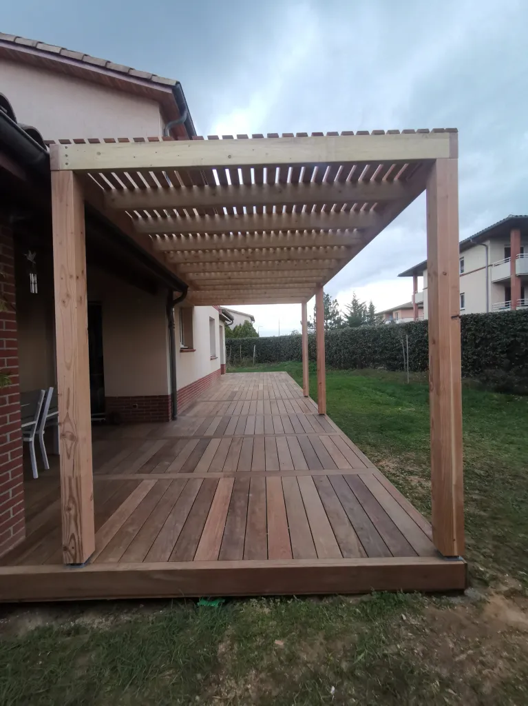 Création d’une terrasse bois exotique avec pergola Douglas à Toulouse pour aménagement extérieur chaleureux et durable