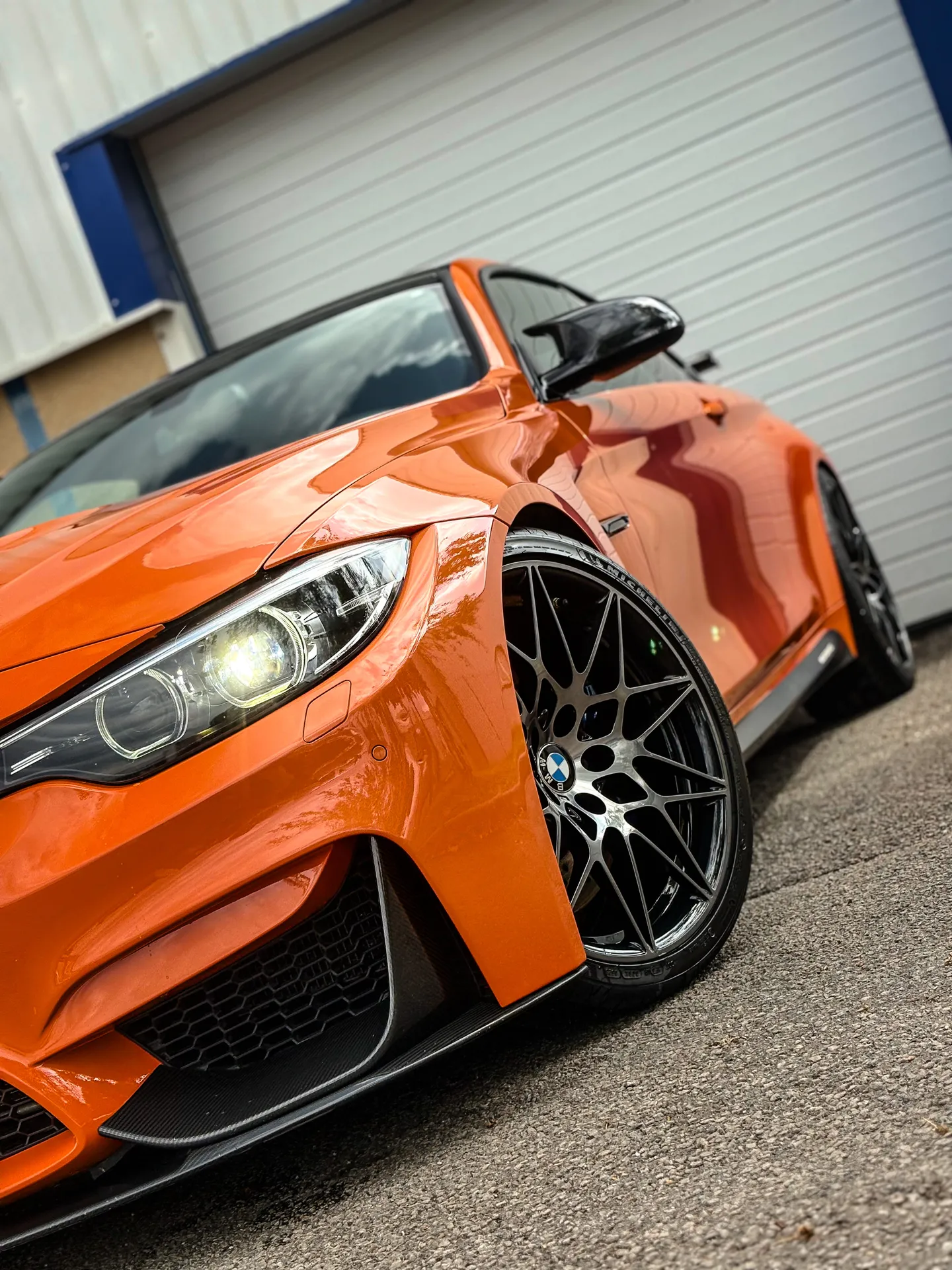 Polissage voiture pour effacer micro-rayures et raviver l’éclat du vernis avec effet neuf immédiat à Saint-Etienne dans la Loire (42)