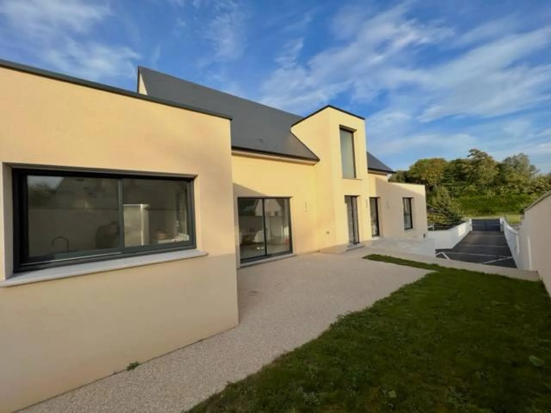 A saisir maison neuve de 170 m² habitables édifiée sur 680 m² de terrain sur la commune des DAMPS 27340