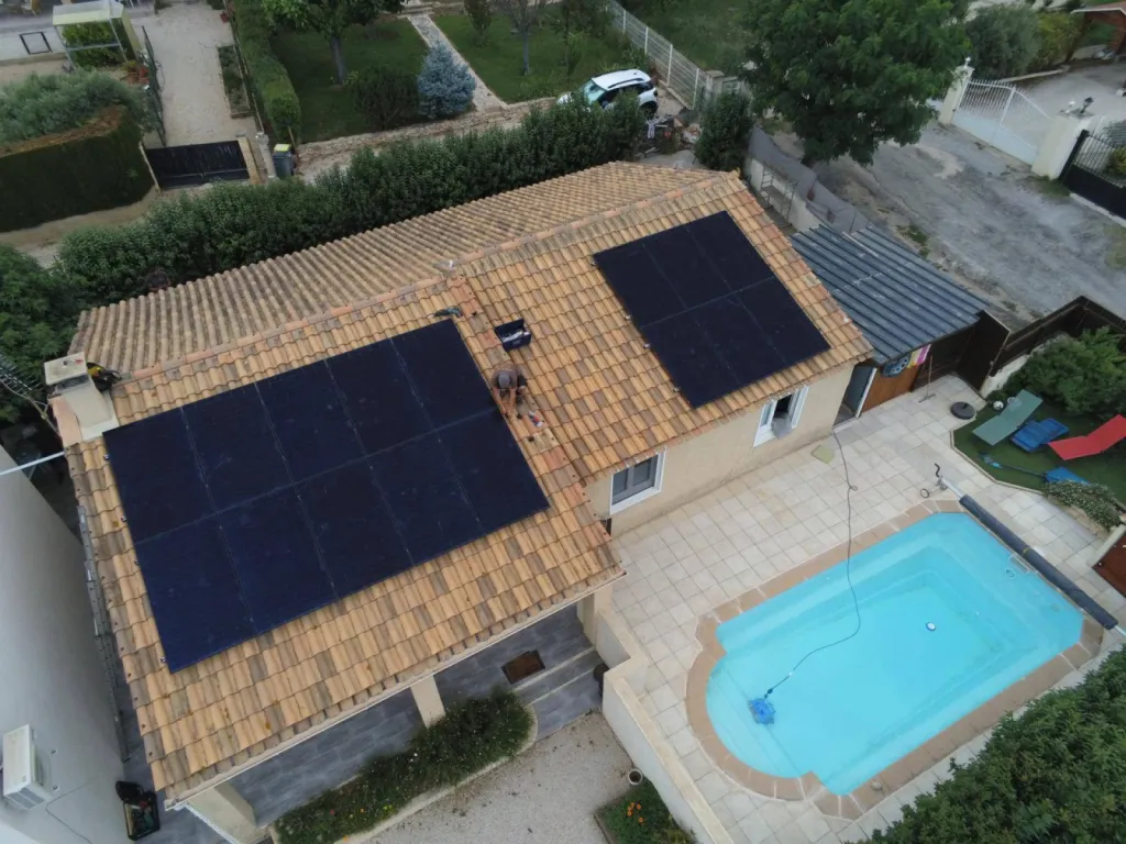 Installation de 16 panneaux solaires Dmegc à La Fare les Oliviers au meilleur prix 