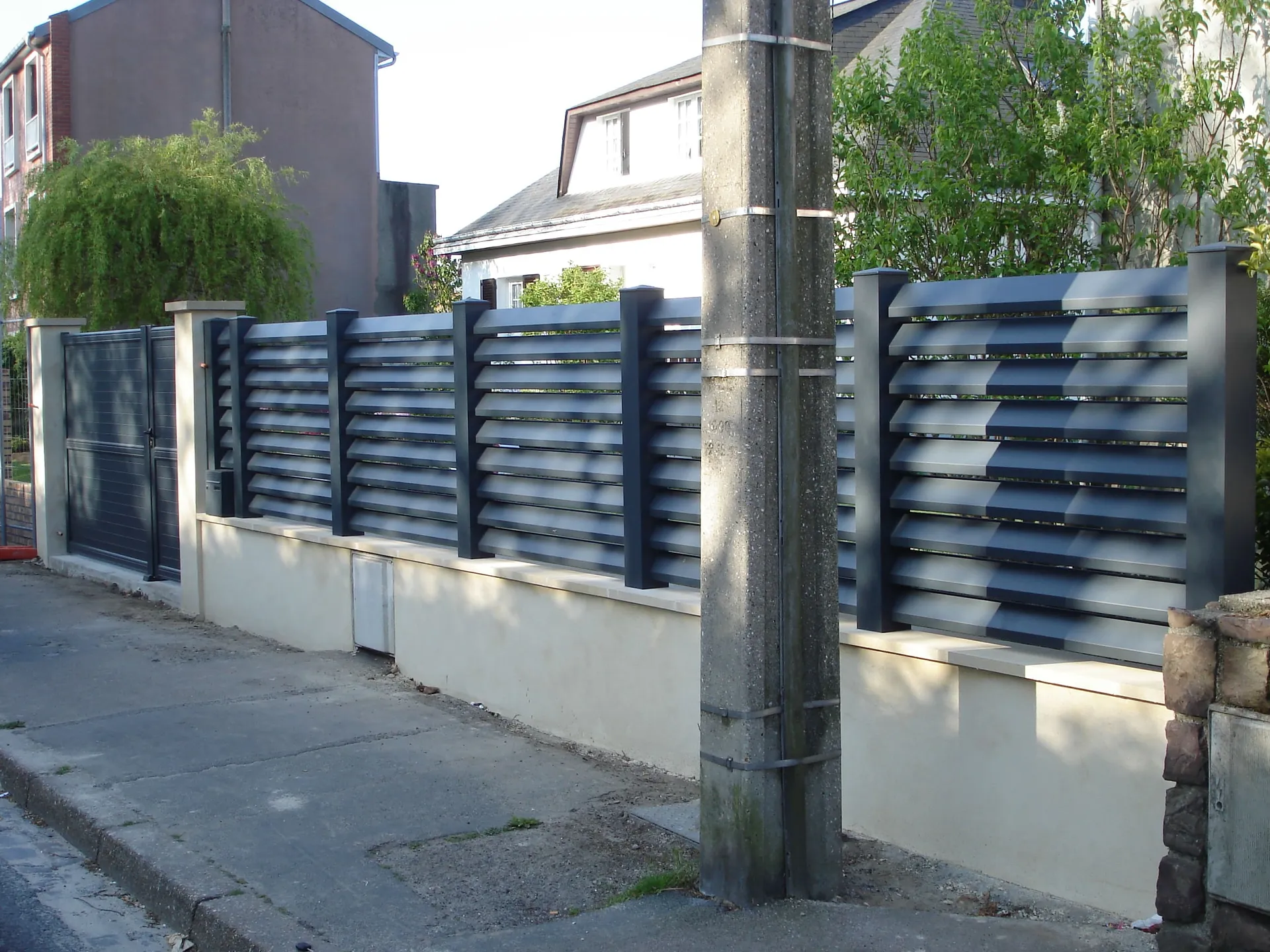 Pose de Clôture aluminium sur muret, Portails motorisés et Portillon en aluminium à Caudebec-en-Caux dans la Seine-Maritime 76 et ses Alentours