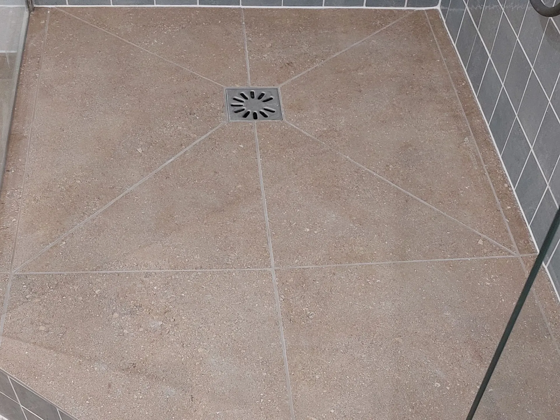 Sol de salle de bain avec matériaux adaptés à la chaleur et humidité à Bandol dans le Var