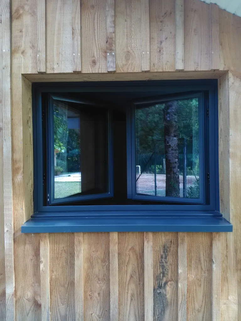 Installation de fenêtres de toutes formes en alu noir sur maison en ossature bois à Pessac