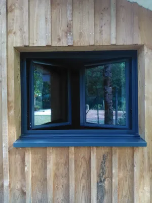 Installation de fenêtres de toutes formes en alu noir sur maison en ossature bois à Pessac