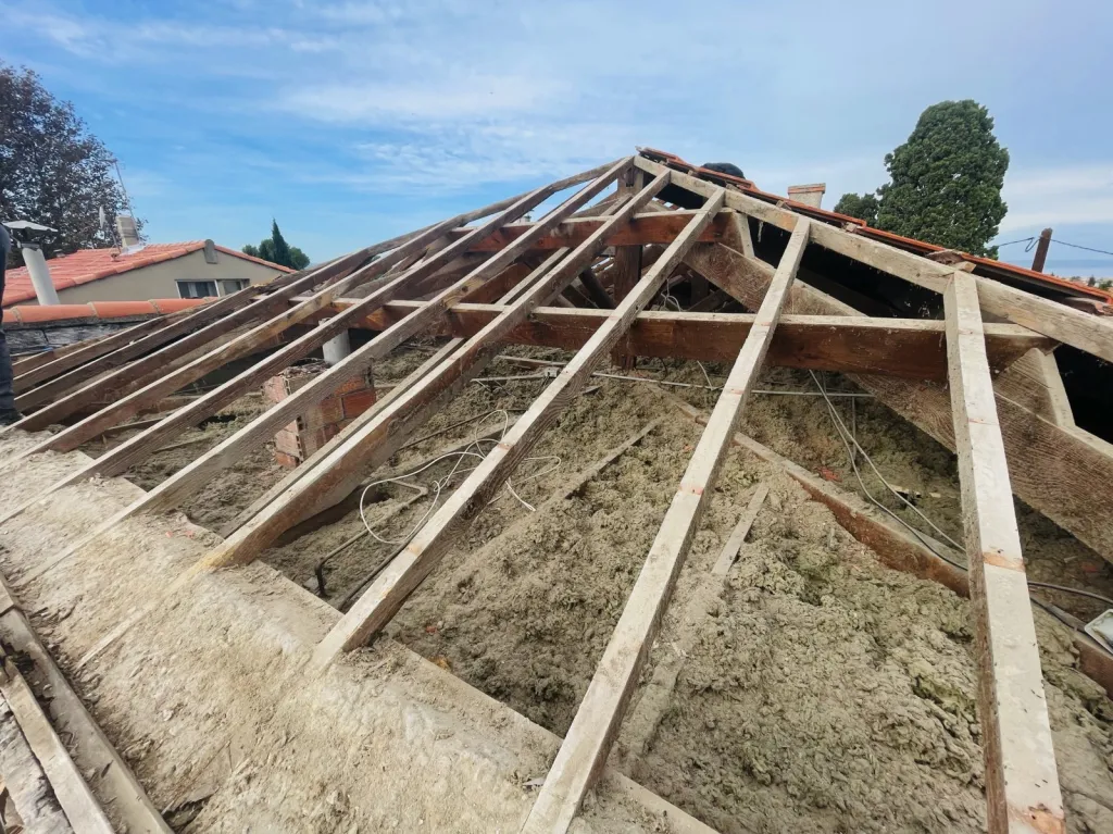 Réalisation des couvreurs de Solutoiture sur une changement de toiture de maison près de Aix en Provence