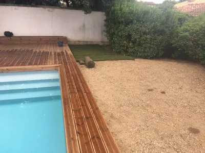Aménagement d'un jardin avec du gazon en plaque à Villeneuve les Avignon