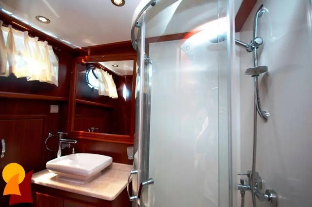 Location d'un grand voilier type goélettes pour des vacances à Marseille