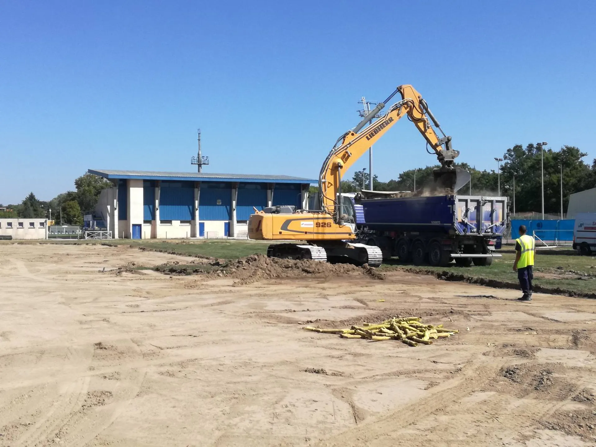 Décapage et terrassements pour fond de forme terrain synthétique