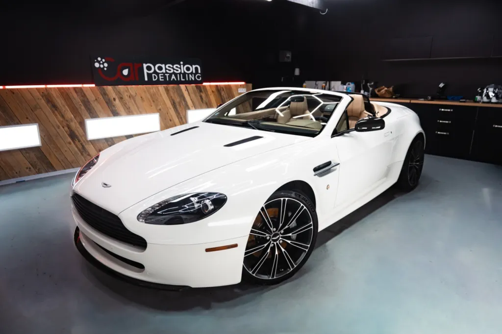 Protection céramique haut de gamme Gtechniq Crystal Serum Ultra sur Aston Martin V8 cabriolet à Chantilly Protection céramique haut de gamme Gtechniq Crystal Serum Ultra sur Aston Martin V8 cabriolet à Chantilly