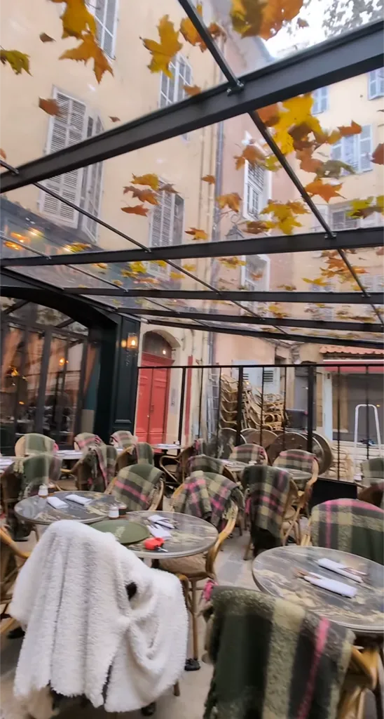 Réalisation d’une terrasse couverte démontable en structure acier type verrière avec polycarbonate anti-UV pour le restaurant Le Ramus à Aix-en-Provence, design vintage et robuste par Atelier PAF Ferronnerie