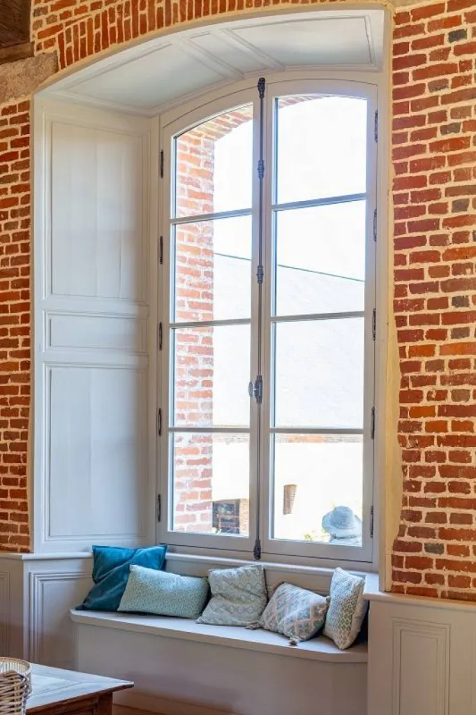 Faire appel à un expert pour la pose de fenêtres en bois pour une maison ancienne proche d'Étretat (76)