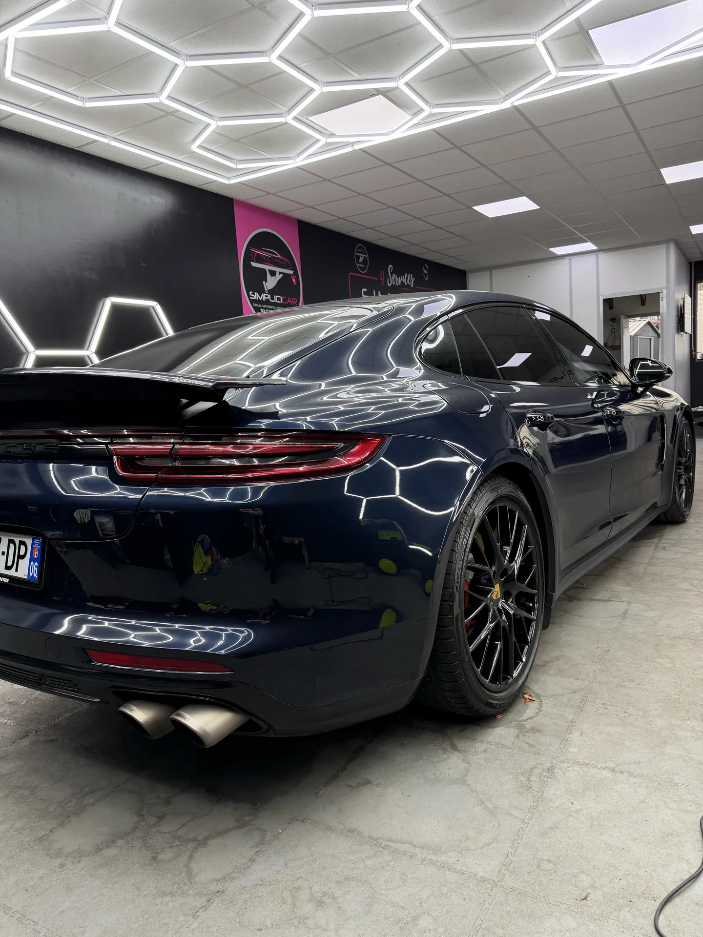 Service premium de nettoyage intérieur et extérieur à Veauche pour Porsche Panamera Turbo avec soin esthétique avancé et finition irréprochable