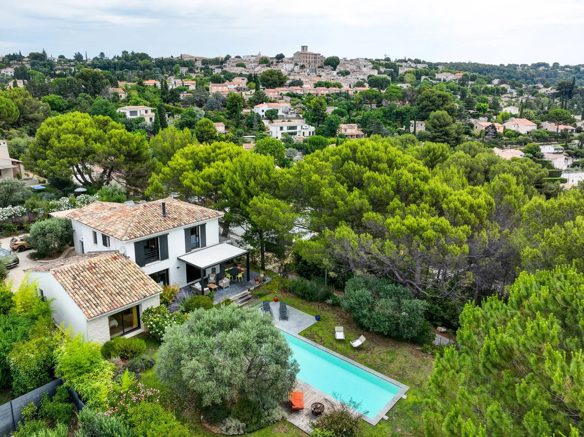 Construction d'une maison sur mesure, arborant fièrement un style contemporain, au cœur de la ravissante commune d'Eguilles, dans les Bouches-du-Rhône