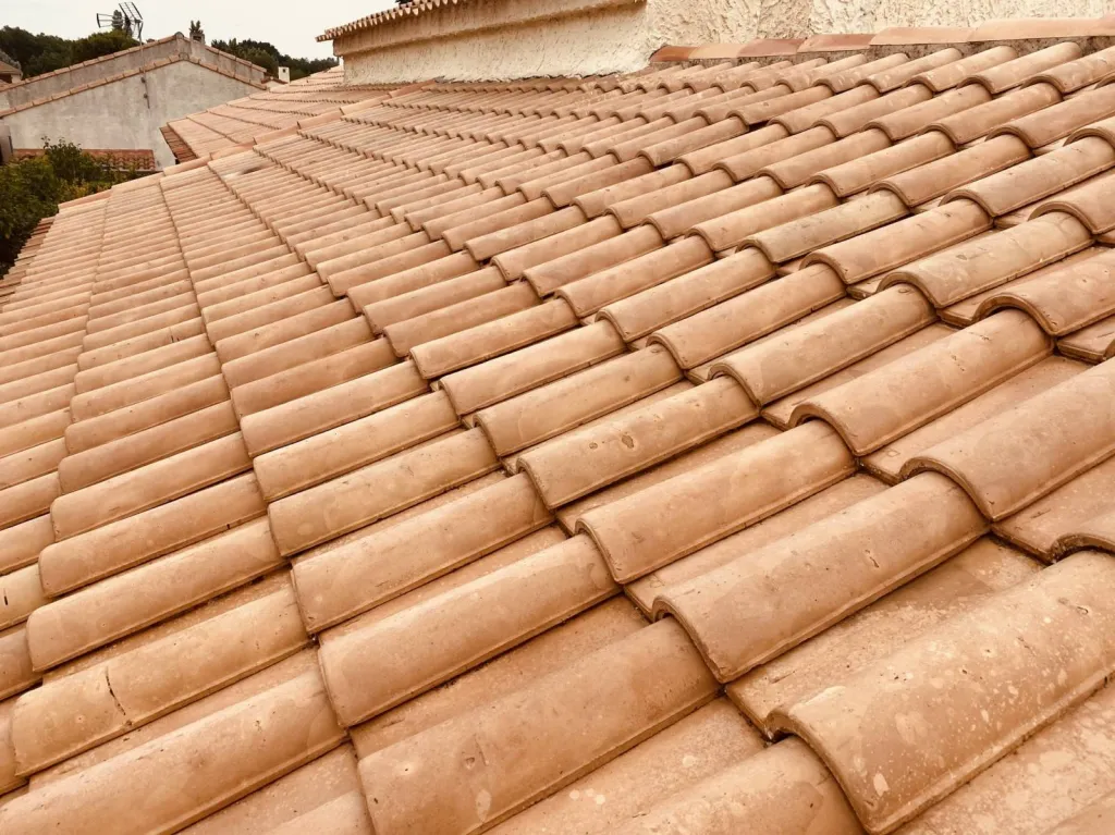 toiture en tuiles mécanique terre cuite avec nettoyage sur venelles