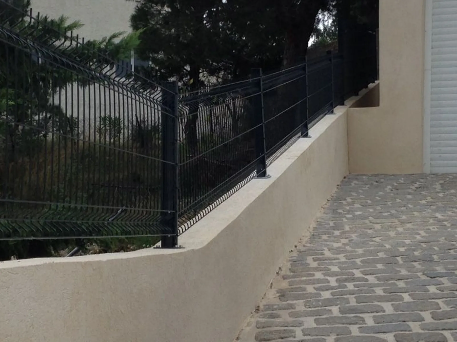 panneaux gris anthracite sur muret en pente à Ensues la redonne