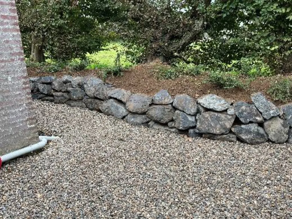 Aménagement d’un enrochement en pierre à gabion, ouverture dans talus pour passage et pose de portillon plus clôture sur Fécamp 76