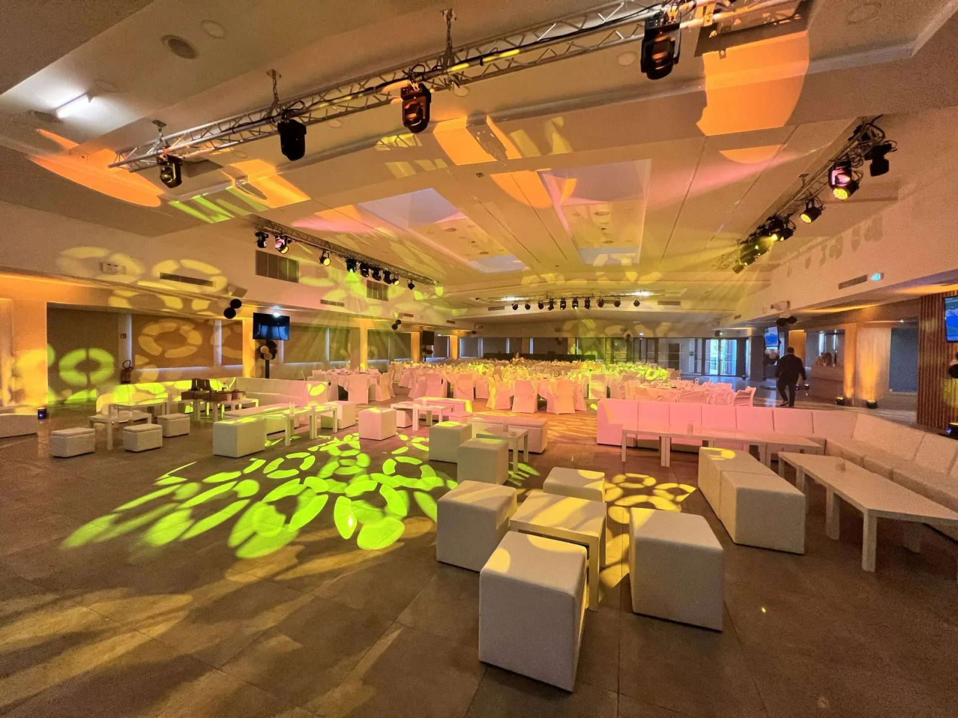 location mobilier lounge blanc pour soirées à Ollioules dans le var