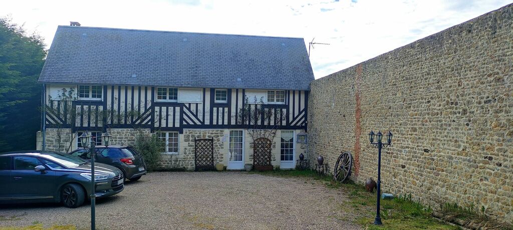 À 9 minutes de Lisieux (14100) et 40 minutes de Deauville (14800), authentique maison normande à colombages de 153 m² offrant une vie de plain-pied.
