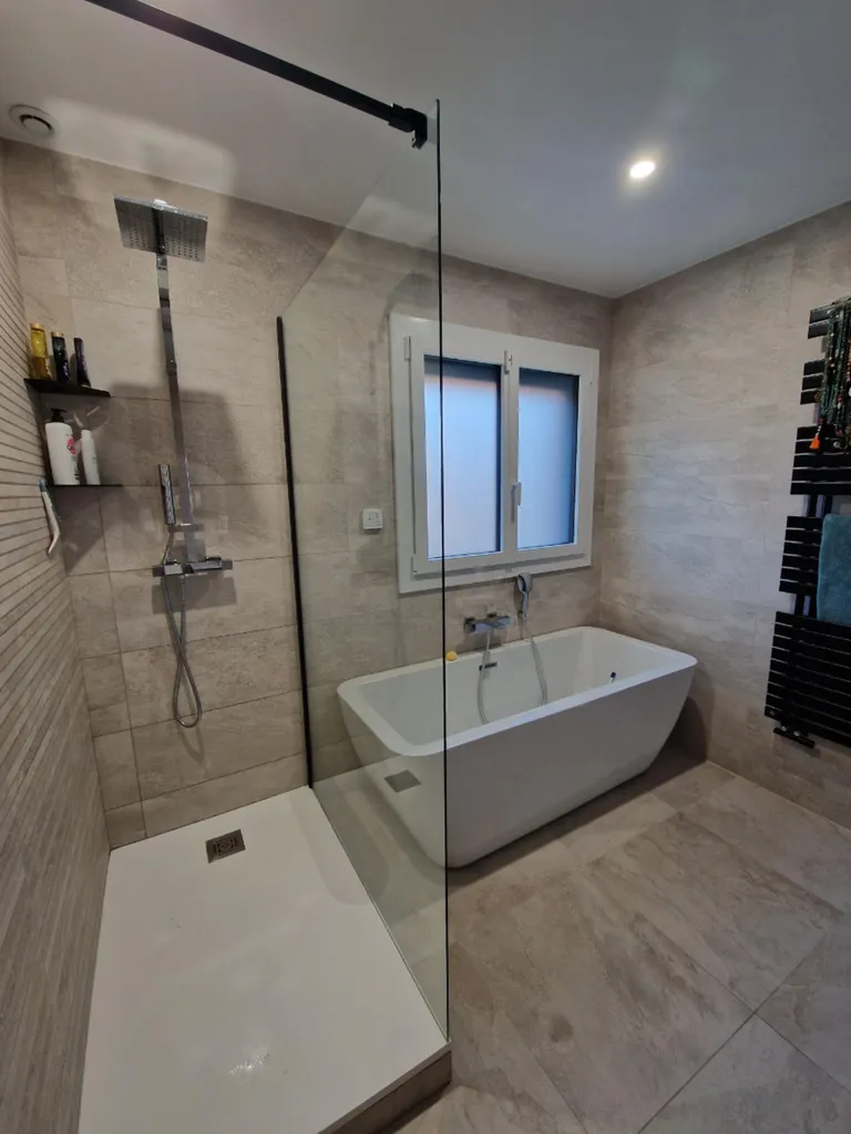 Salle de bain rénovée après infiltration d’eau à Lyon (Rhône 69) avec finitions modernes et étanchéité complète